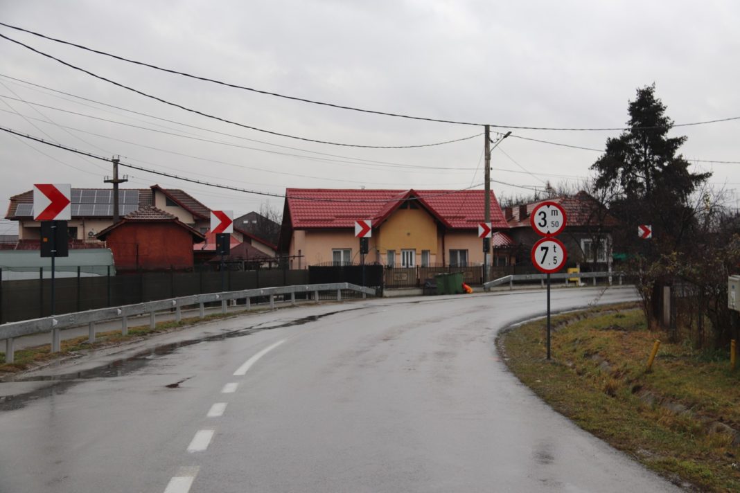 Direcția Administrării Domeniului Public din cadrul Primăriei Municipiului a finalizat montarea indicatoarelor rutiere de restricționare a gabaritului pe pasajul superior de cale ferată de pe strada Straubing din Goranu