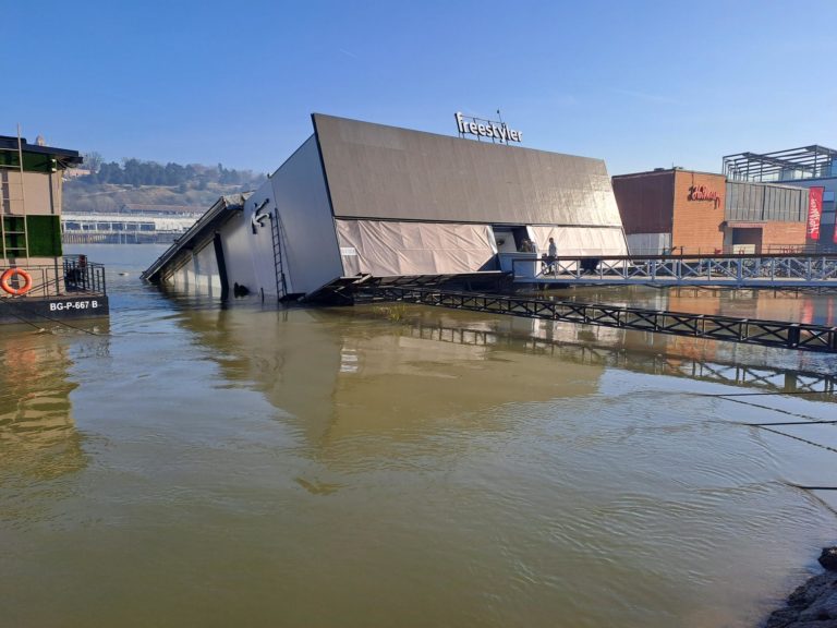 Clubul de pe râul Sava s-a scufundat chiar în timp ce o mulțime de oameni se aflau în interior și sărbătoreau sfârșitul anului