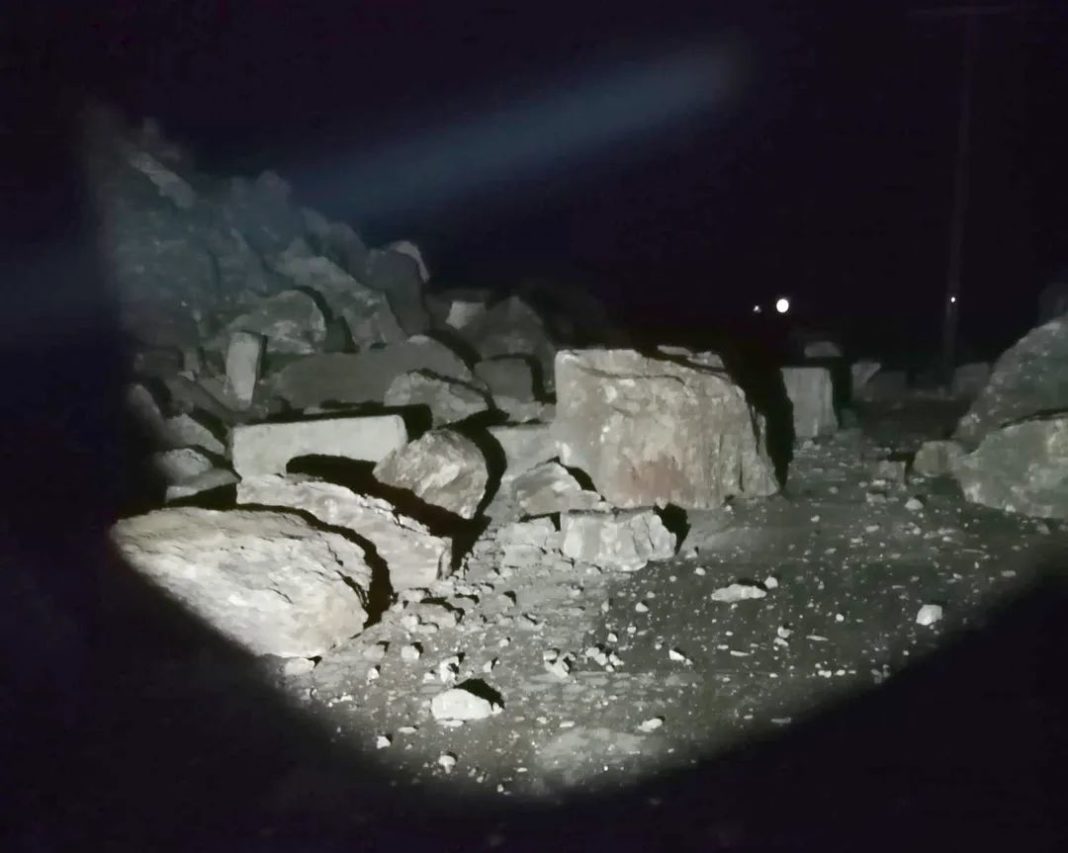 Traficul pe DN57, blocat total de pietre și stânci căzute în apropiere de Berzasca