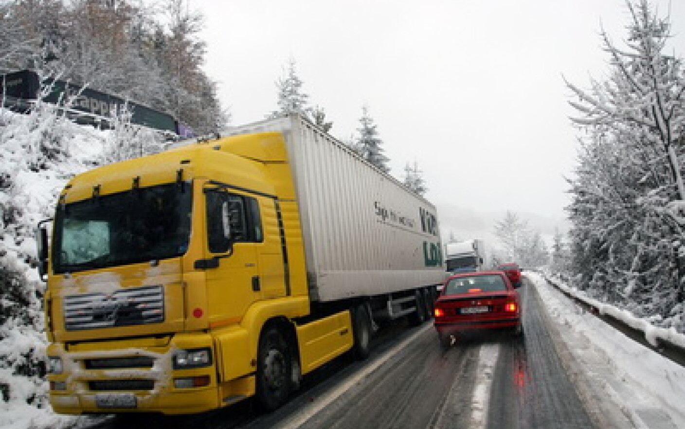 Conducătorii auto trebuie să se informeze cu privire la condiţiile meteo din zonele în care urmează să se deplaseze şi să-și echipeze corespunzător autovehiculul.