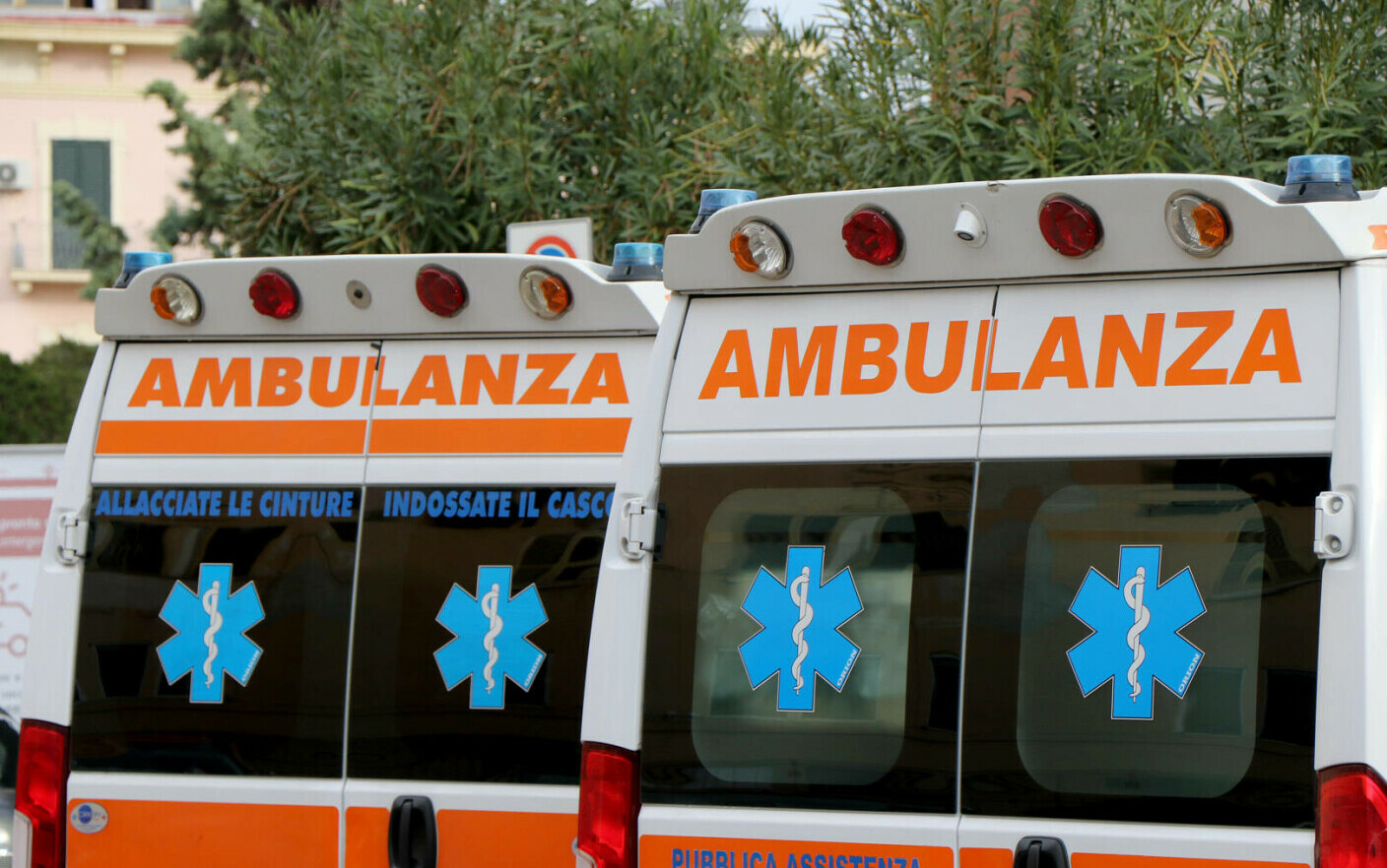Italia: O femeie s-a aruncat de la balcon și a căzut peste o româncă