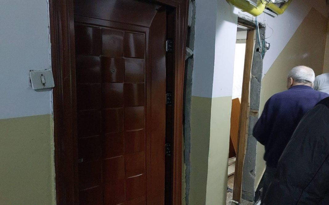 Explozie puternică într-un apartament situat la parterul unui bloc Explozie puternică într-un apartament situat la parterul unui bloc