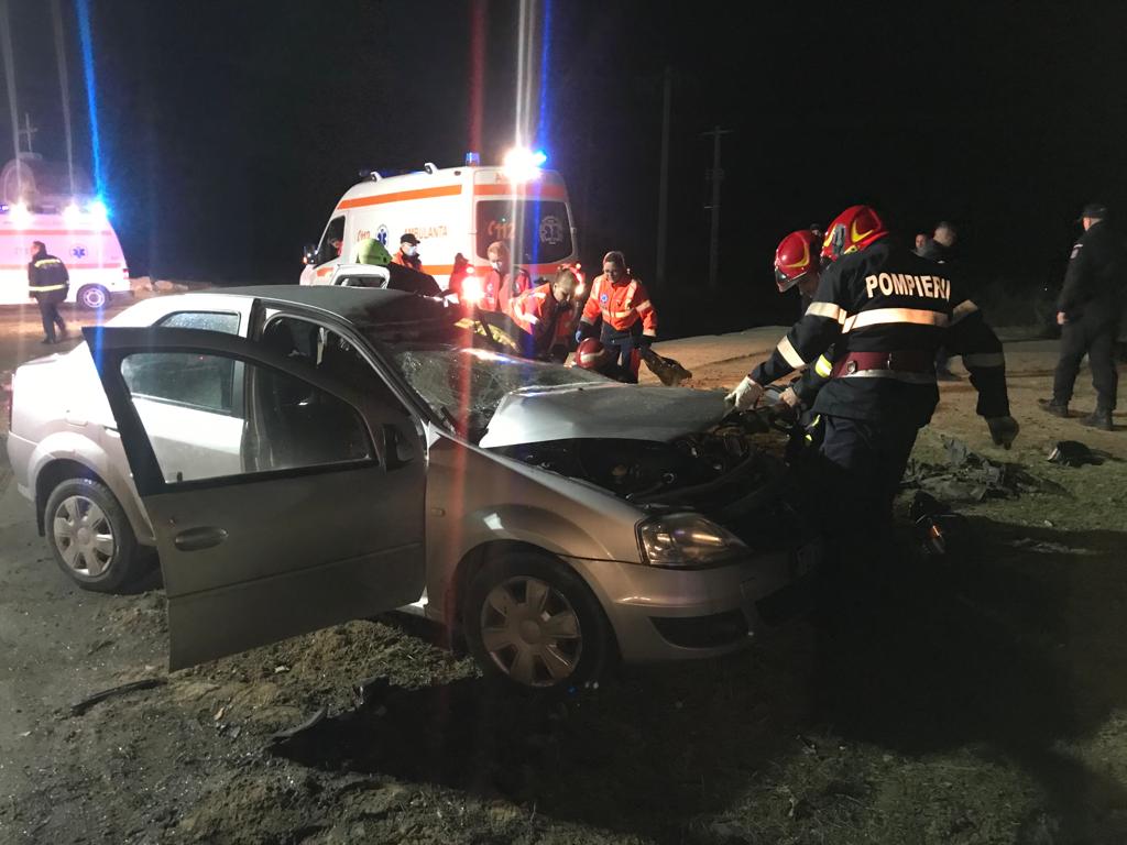 Două echipaje ale Detașamentului de Pompieri Tulcea, cu o autospecială de descarcerare și o autospecială de stingere s-au deplasat la locul accidentulu