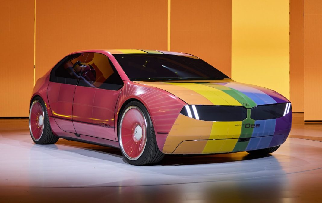 (VIDEO) BMW a creat o mașină care vorbește și își schimbă culoarea