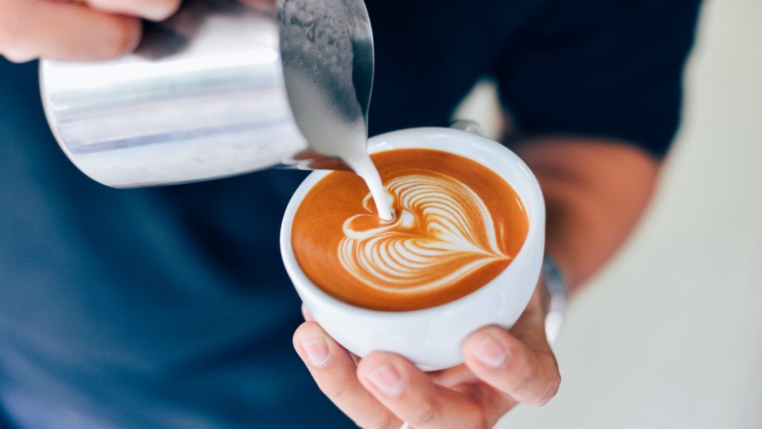 Studiu: Consumul cafelei cu lapte, multe beneficii pentru sănătate