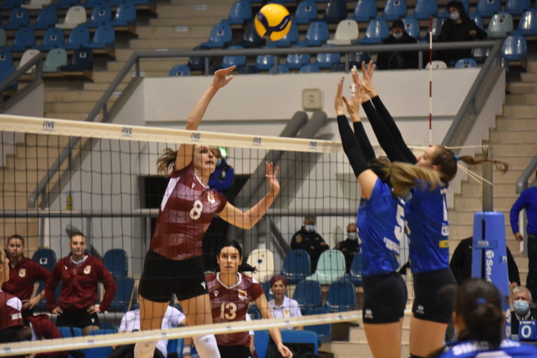 Volei (f) / Trupa lui Măcicăşan primeşte vizita Rapidului