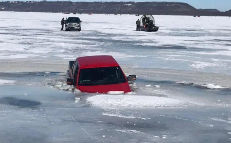 În timp ce oamenii își vedeau liniștiți de pescuit, mașinile lor, parcate pe gheața ce părea suficient de sigură, au început să se scufunde încet