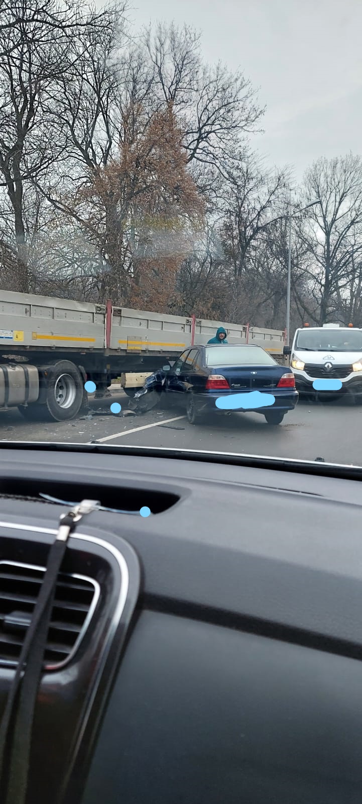 Un şofer a intrat cu maşina sub platforma unui autocamion