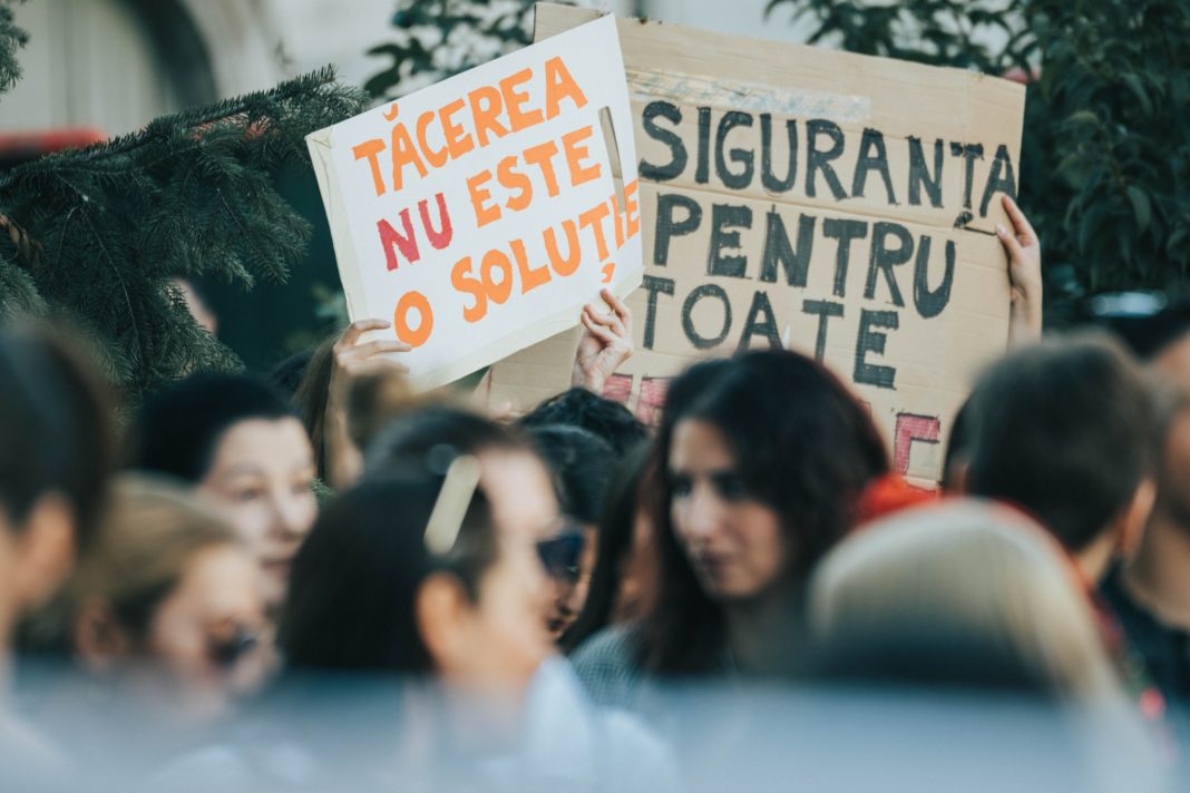 Femeile sunt afectate în mod disproporționat, cu atât mai mult în cazurile de hărțuire sexuală