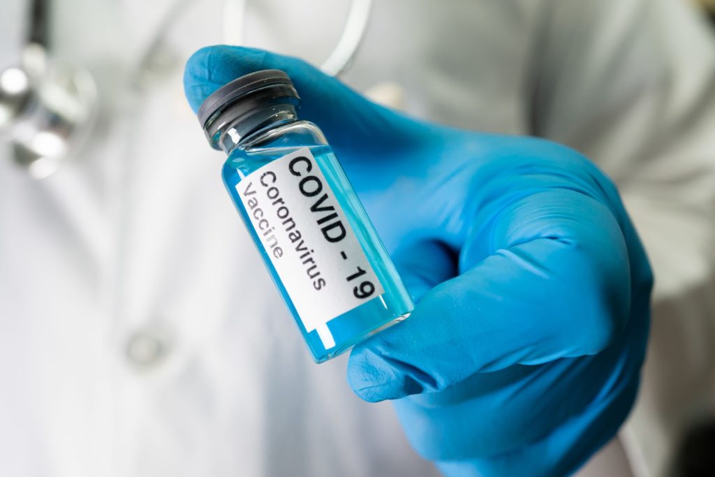 Două variante noi al COVID-19 stârnesc preocuparea experţilor. Trebuie să ne facem din nou griji?
