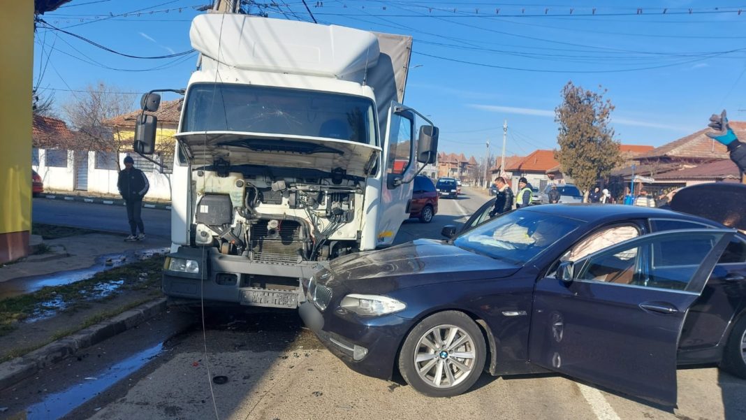 Poliţia face cercetări pentru stabilirea cauzelor accidentului şi a deschis un dosar penal de vătămare corporală din culpă