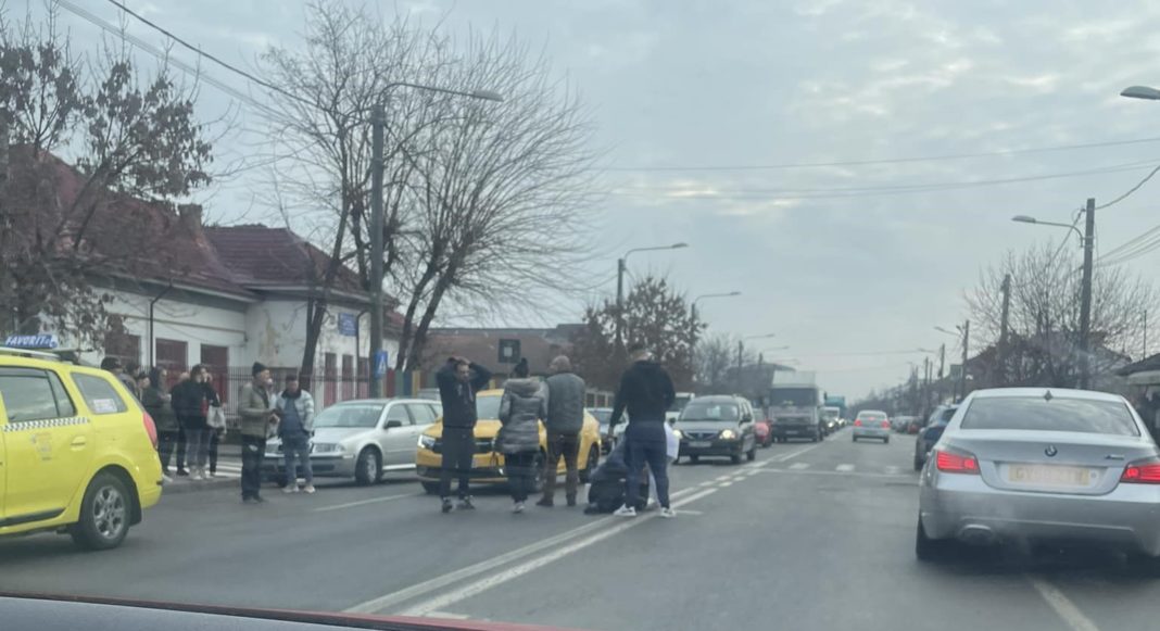 Victima a fost transportată la spital (Foto: INFO TRAFIC CRAIOVA ȘI DOLJ)