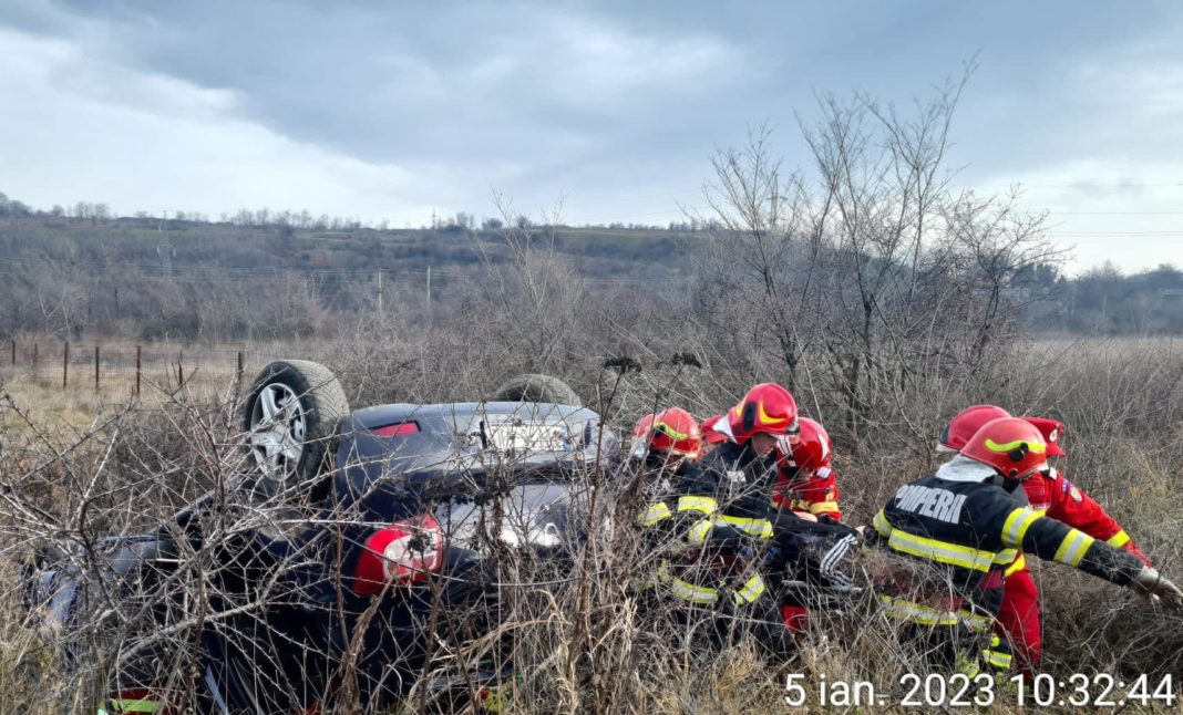 Bărbatul a fost descarcerat, după ce s-a răsturnat cu maşina