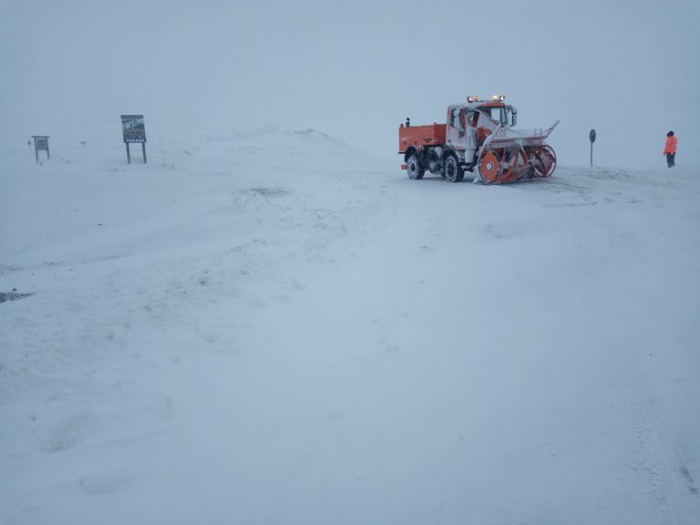 Un număr de 5 utilaje acționează periodic între Novaci și Rânca