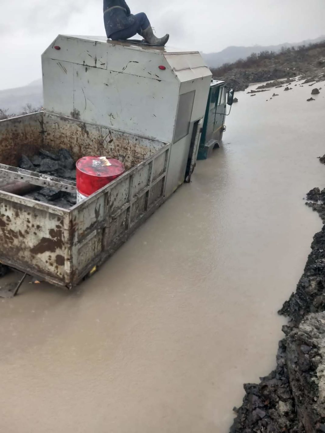 Minerii au fost evacuați prin turelă