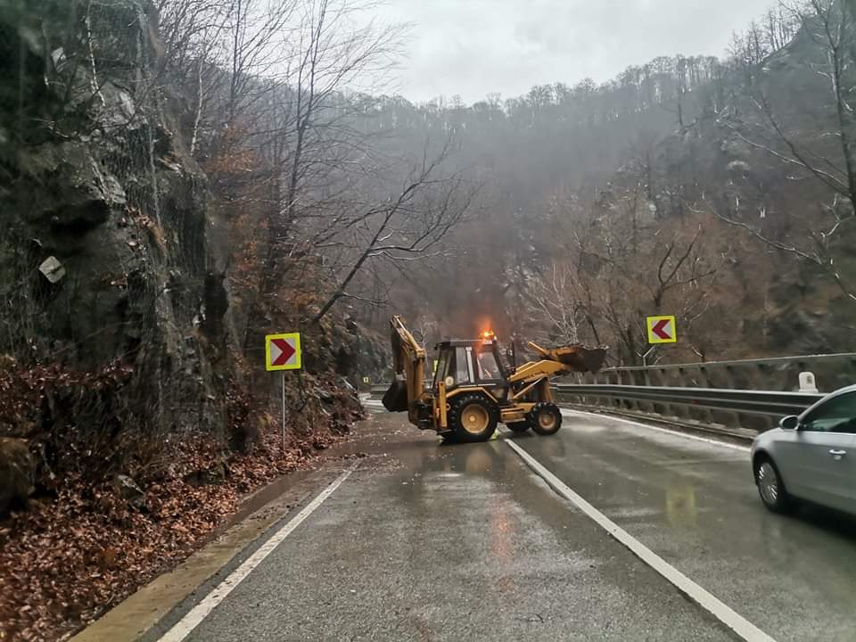 Circulația rutieră, blocată parțial în Defileul Jiului din cauza unei viituri