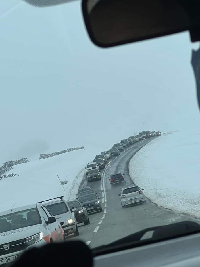 Coadă de mașini la Rânca Coadă de mașini la Rânca