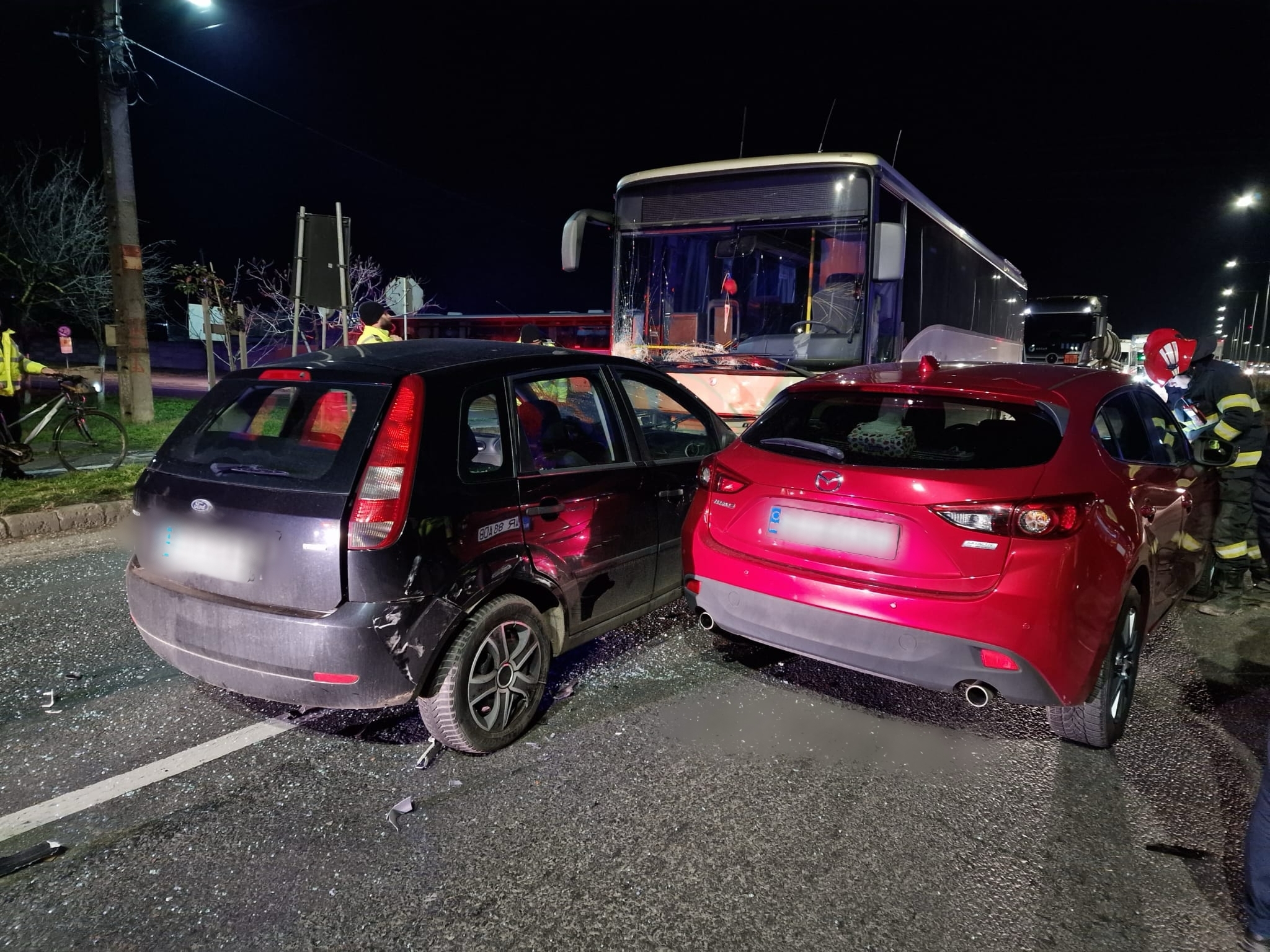 Femei rănită în coliziunea dintre un autobuz şi două maşini