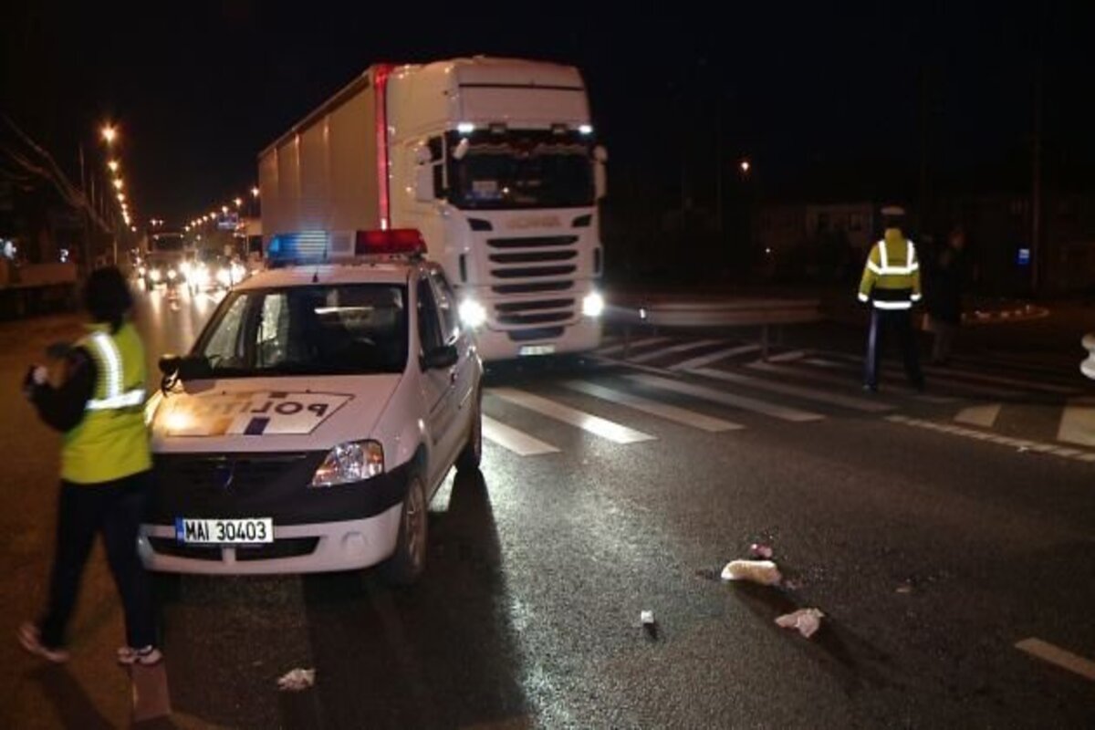 Copil ucis pe trecere de pietoni de o ambulanţă lovită de un TIR