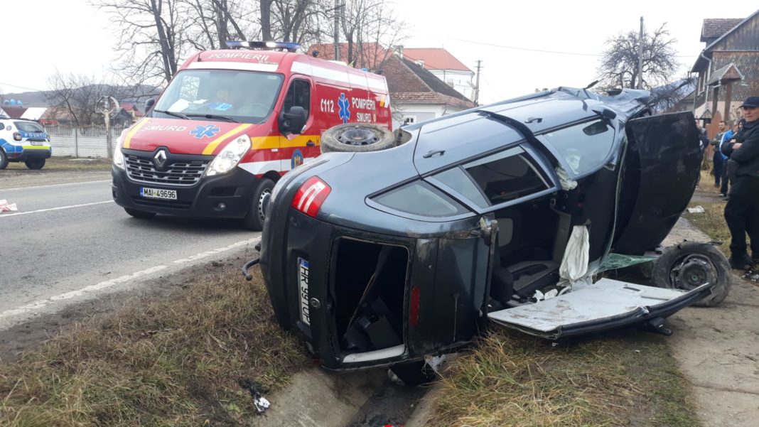 Persoană rănită după ce o maşină s-a răsturnat în şanţ