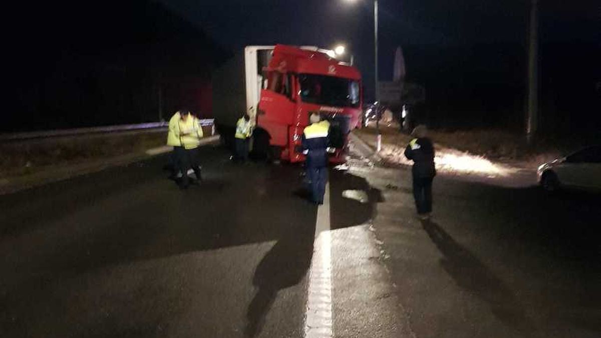 Accident pe DN 1. Un autoturism şi un TIR s-au ciocnit