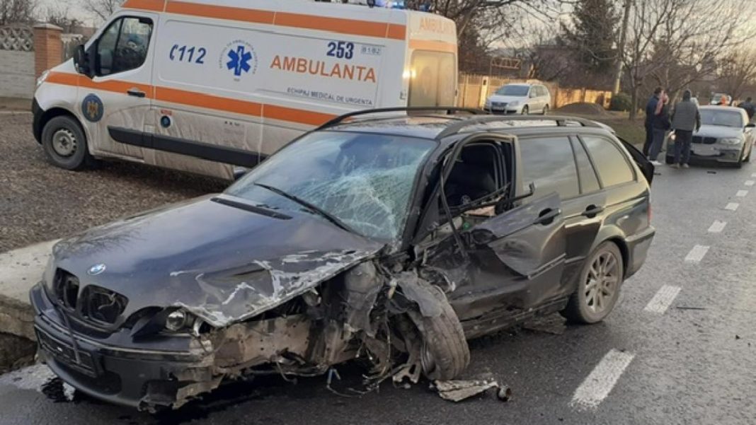 Accidentul rutier produs între cinci autovehicule s-a soldat cu rănirea a patru persoane