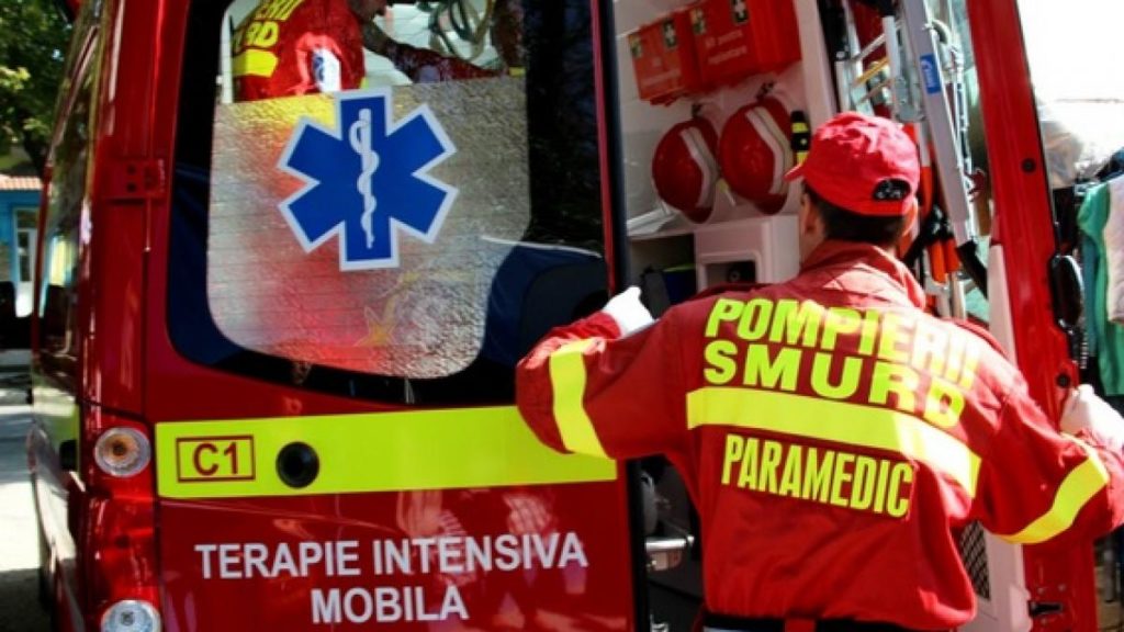 Accident între o autoutilitară și un autoturism. O persoană, grav rănită