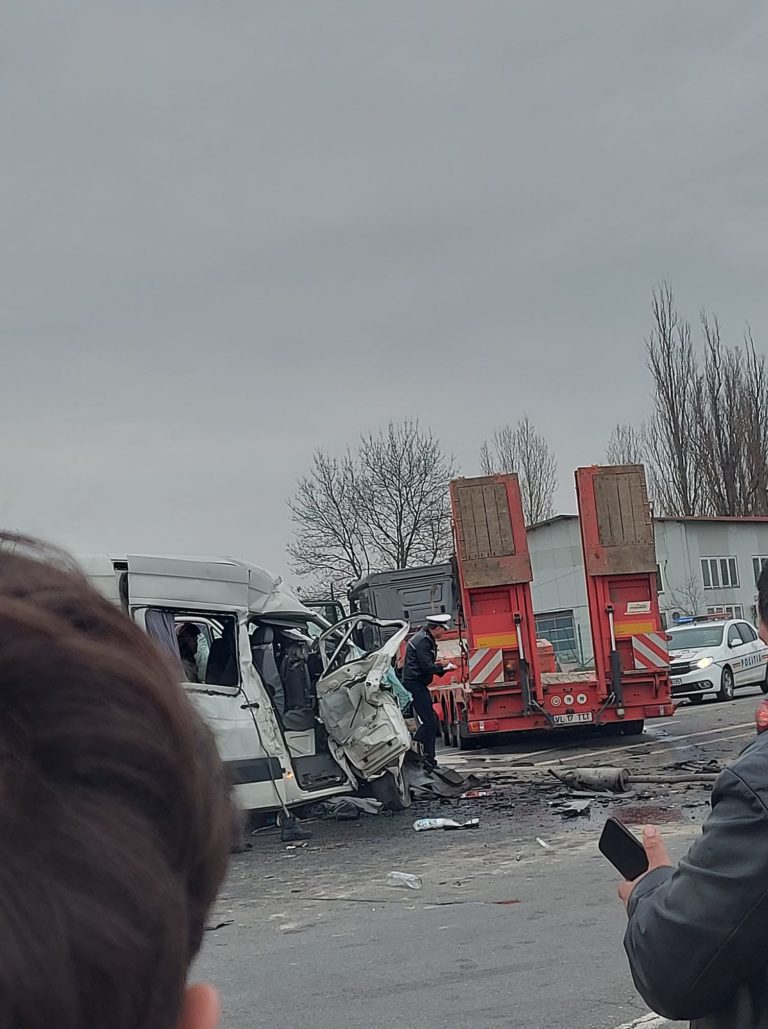 (VIDEO)Doi morţi într-un accident între un TIR şi un microbuz, la Işalniţa