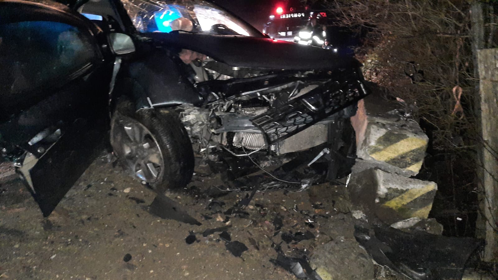 Pasager mort după ce un șofer băut a intrat într-un cap de pod