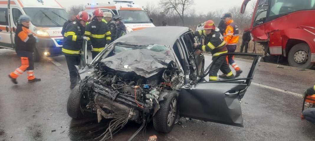 Doi morţi şi trei răniţi într-un accident între un autocar şi o maşină