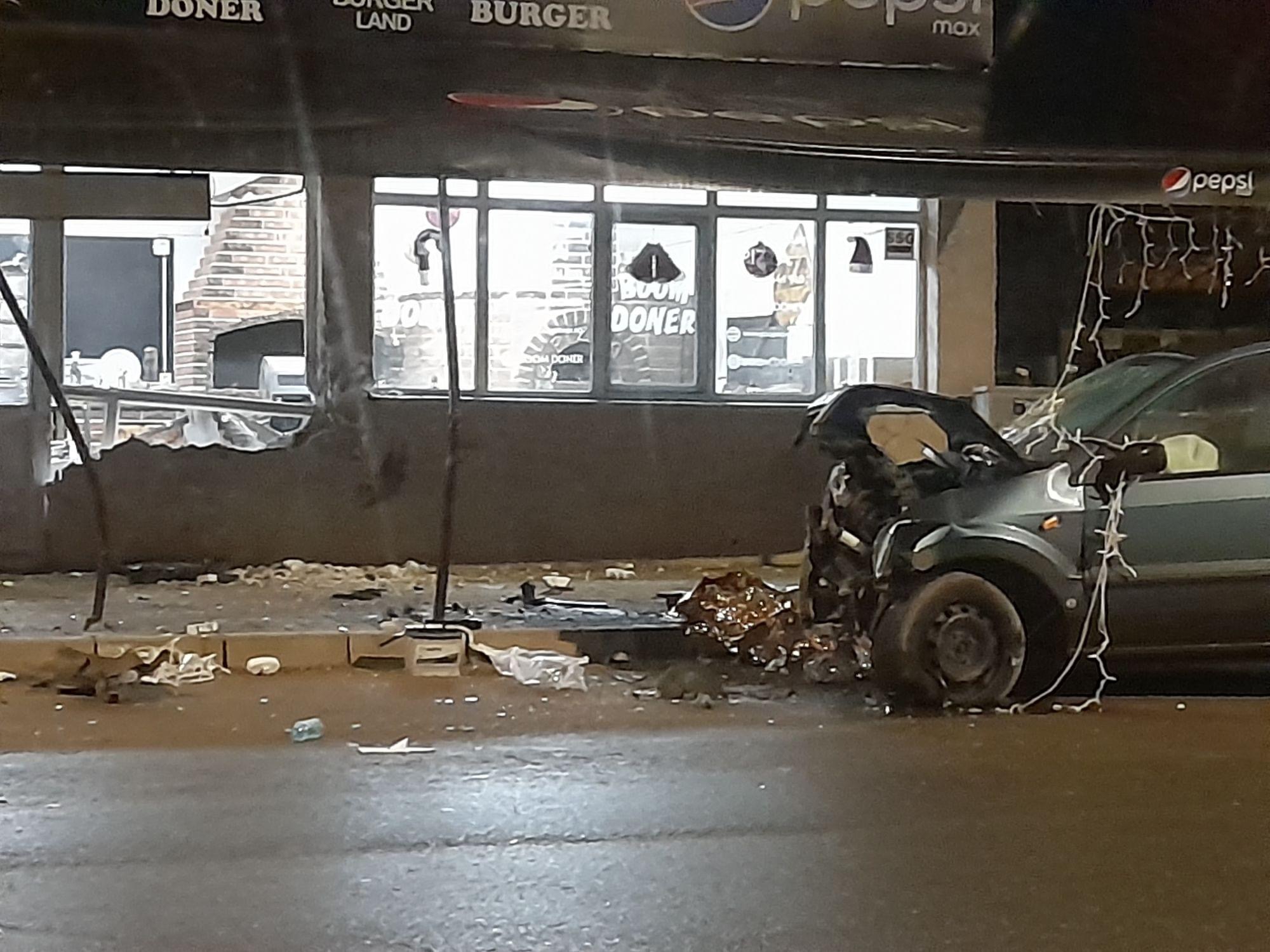 Un şofer vitezoman a intrat cu maşina într-o pizzerie