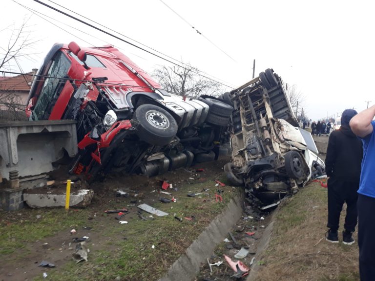 Unul dintre şoferi a rămas încarcerat (Foto: Infotrafic Craiova şi Dolj)