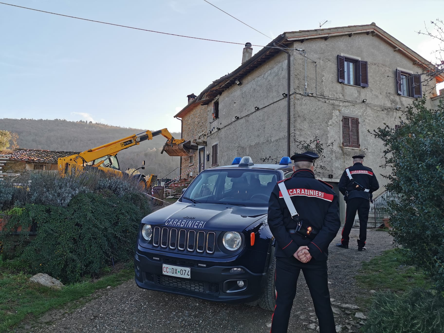 Un albanez a spart cu buldozerul casa vecinului italian, iar acesta l-a împușcat