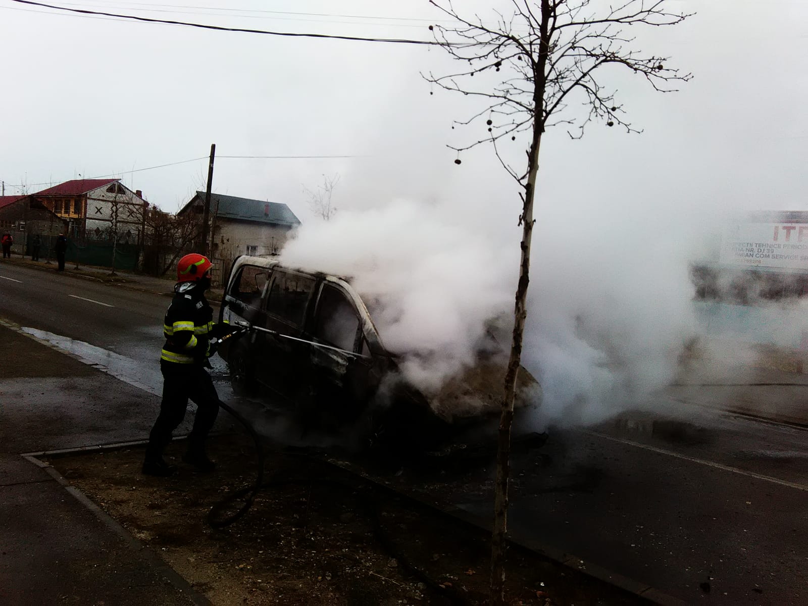 O maşină a luat foc din mers pe strada Brestei