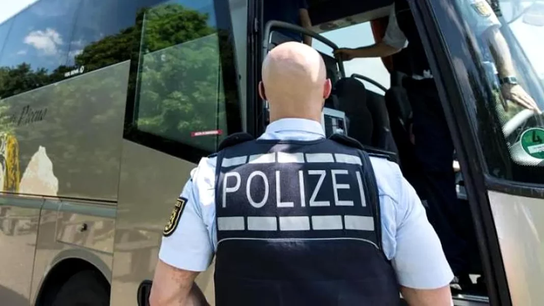 Șoferi români de autocar obligați de poliția germană să doarmă