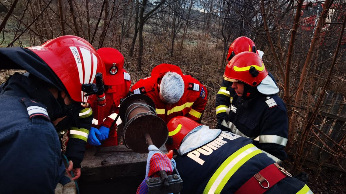 Un bărbat a murit după ce a căzut într-o fântână