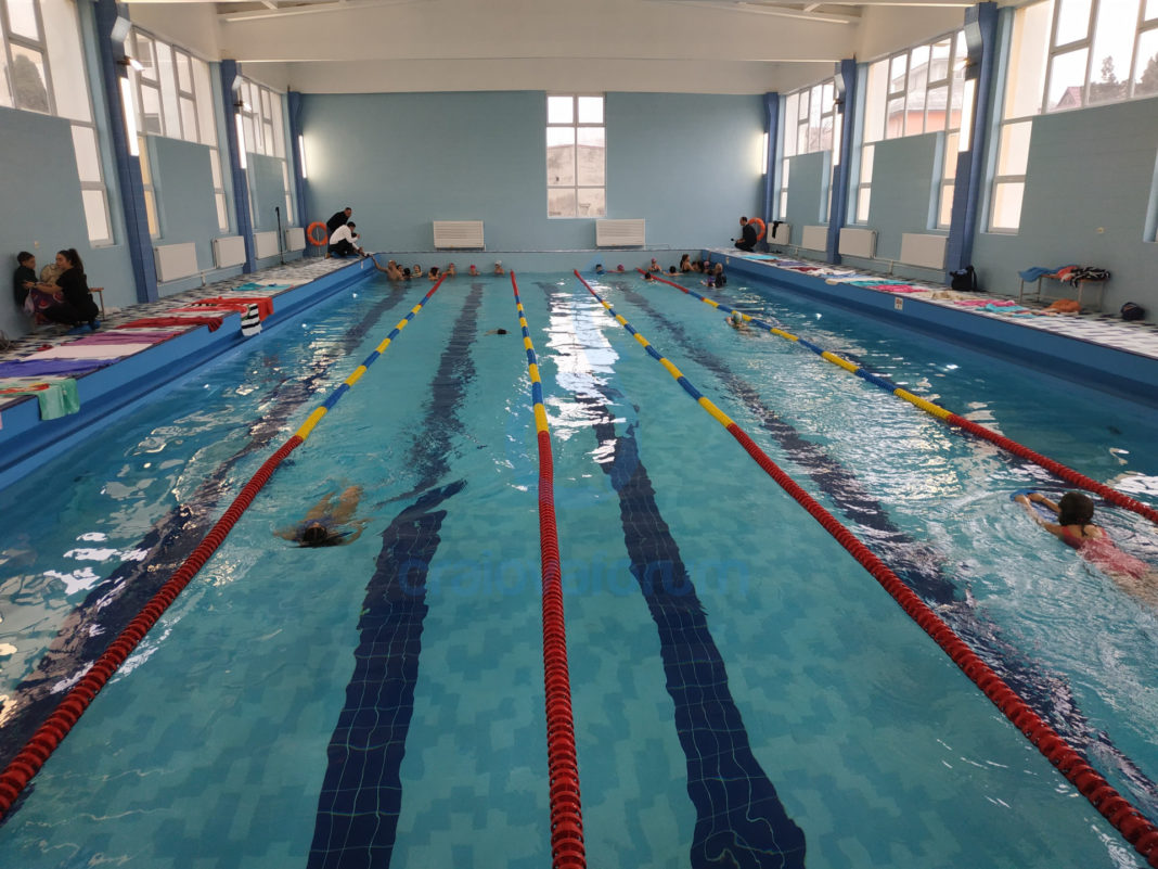 Cursurile de înot de la Colegiul Carol I din Craiova se vor relua din 14 ianuarie