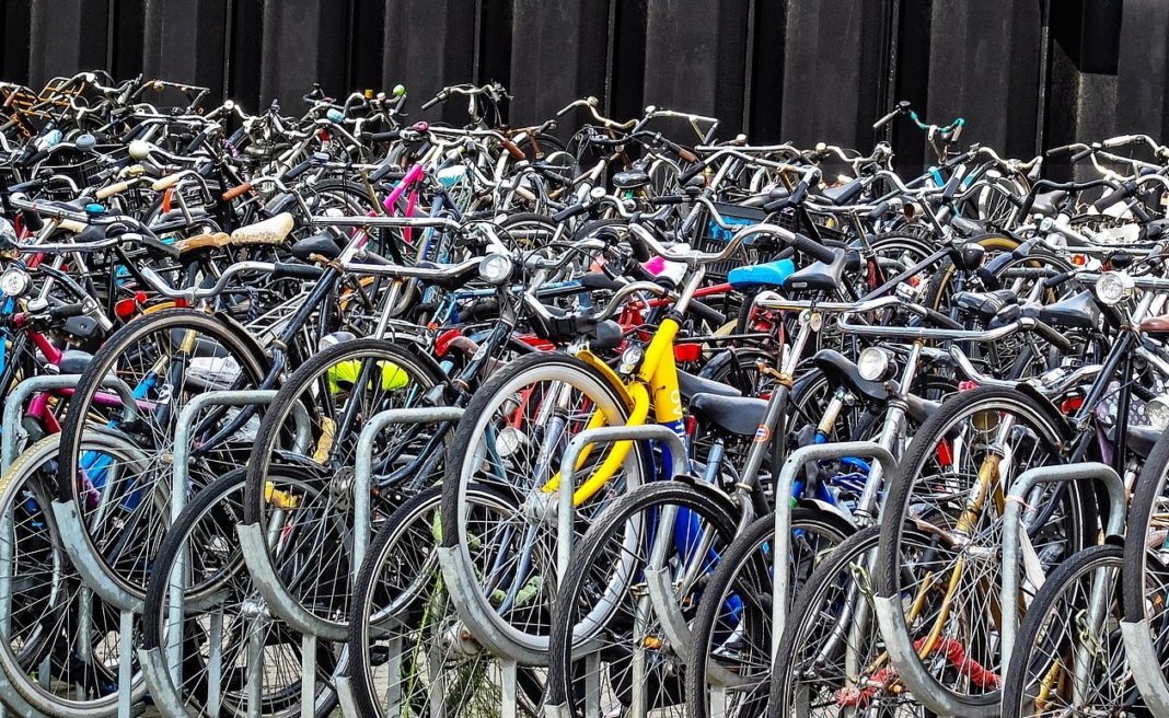Parcare subacvatică pentru 7.000 de biciclete, inaugurată la Amsterdam