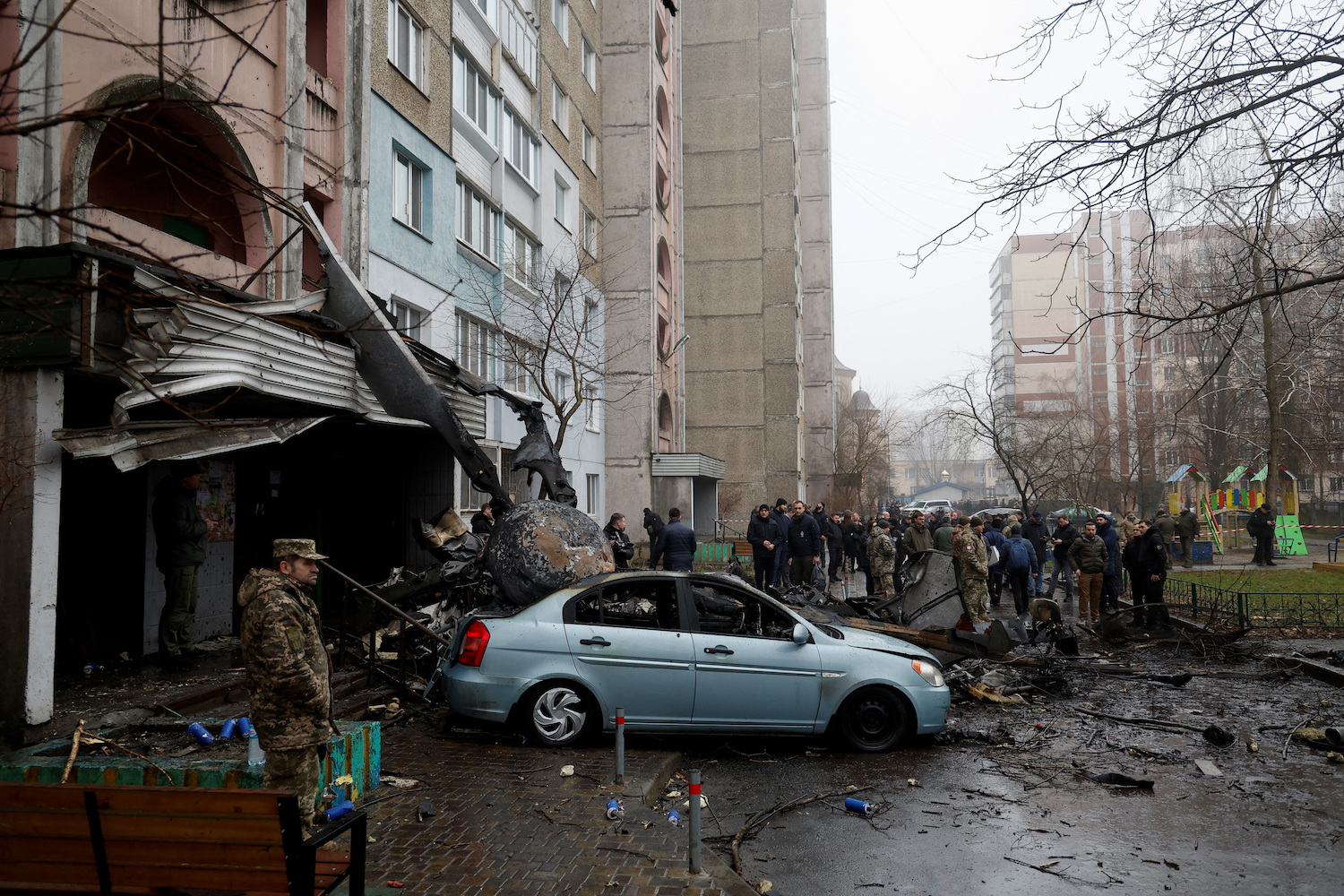Ministrul de Interne din Ucraina și alte 16 persoane au murit, după ce un elicopter s-a prăbușit în apropiere de Kiev lângă o grădiniță (Foto: Reuters - Valentyn Ogirenko)