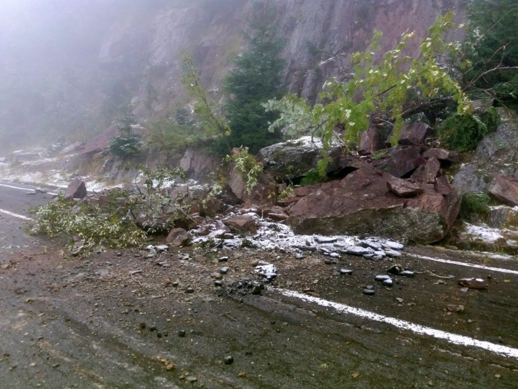 Traficul pe centura oraşului Călimăneşti a fost închisă din cauza căderilor de pietre