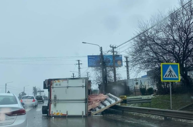 Camion încărcat cu carcase de porc, răsturnat pe Calea Bucureşti