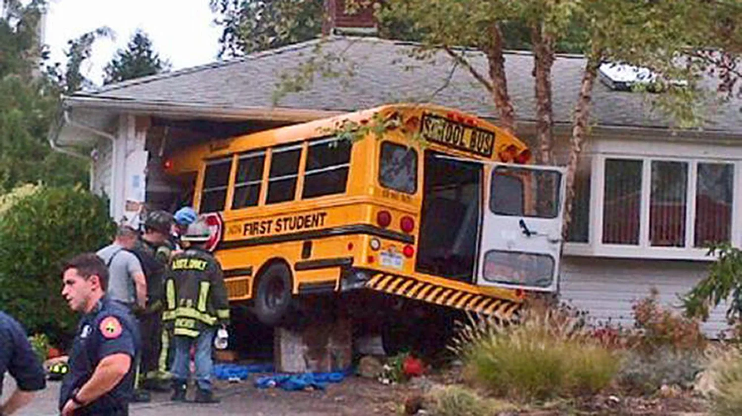 Un șofer beat a intrat cu autobuzul școlar într-o casă, în SUA