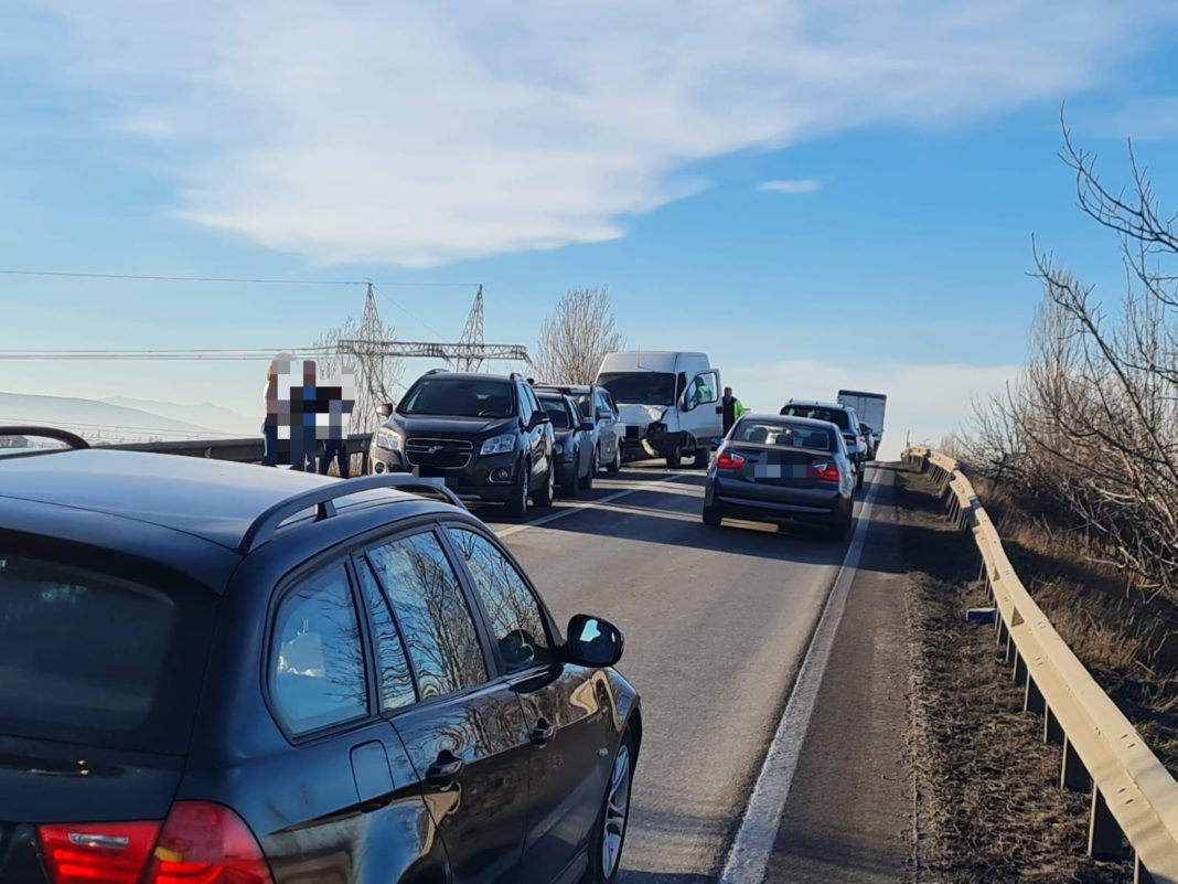 Femeie rănită într-un accident între patru maşini pe DN 2