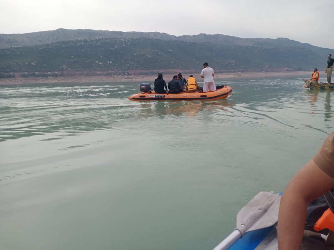 10 copii s-au înecat şi 9 sunt daţi dispăruţi după ce barca lor s-a răsturnat