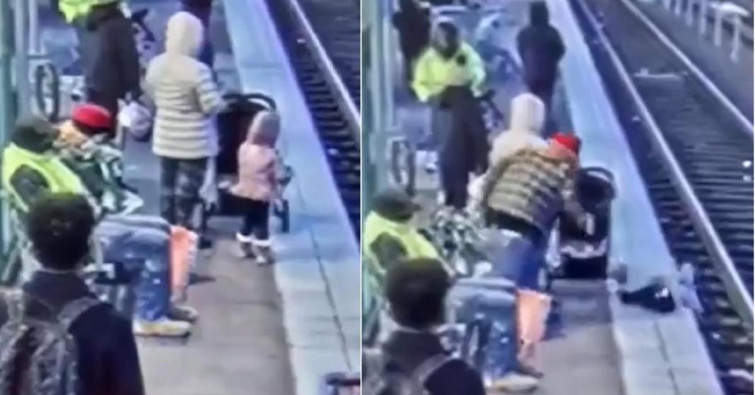 Fetiţă împinsă pe şine de o femeie, într-o gară din SUA