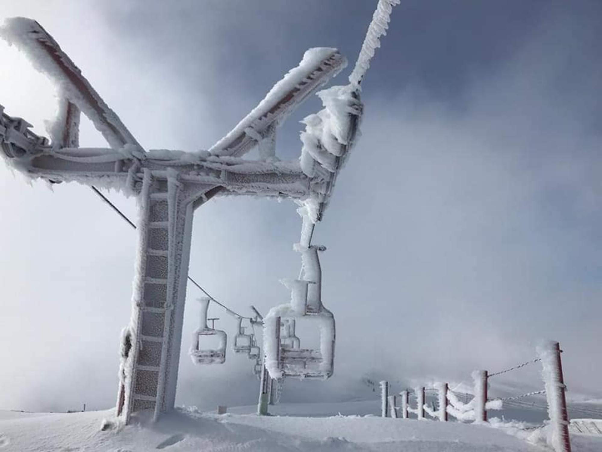 Domeniul schiabil al staţiunii Sinaia este închis, vineri