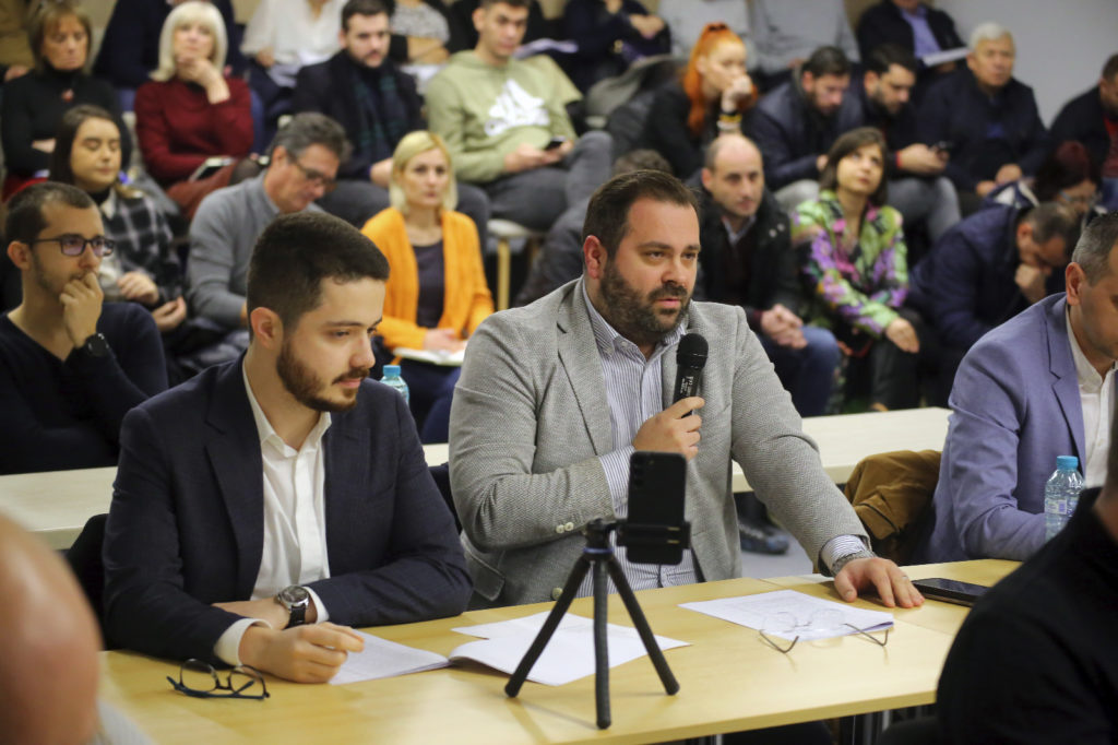Fântânile arteziene dorite de executivul din Primăria Craiova au încins spiritele şi în ședința de joi a Consiliului Local
