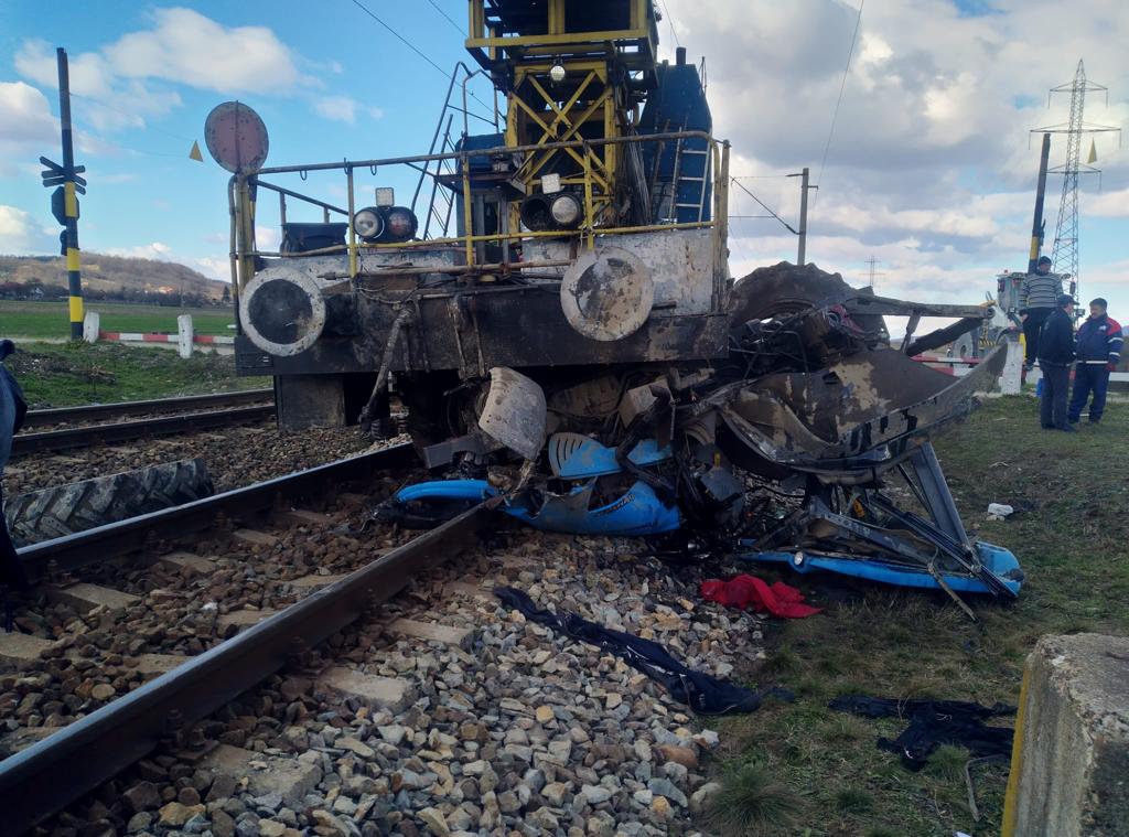 Tractor lovit de o drezină la Turceni