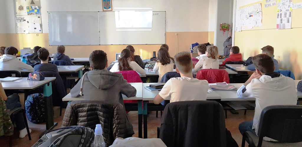 Elevii se întorc luni la școală. 