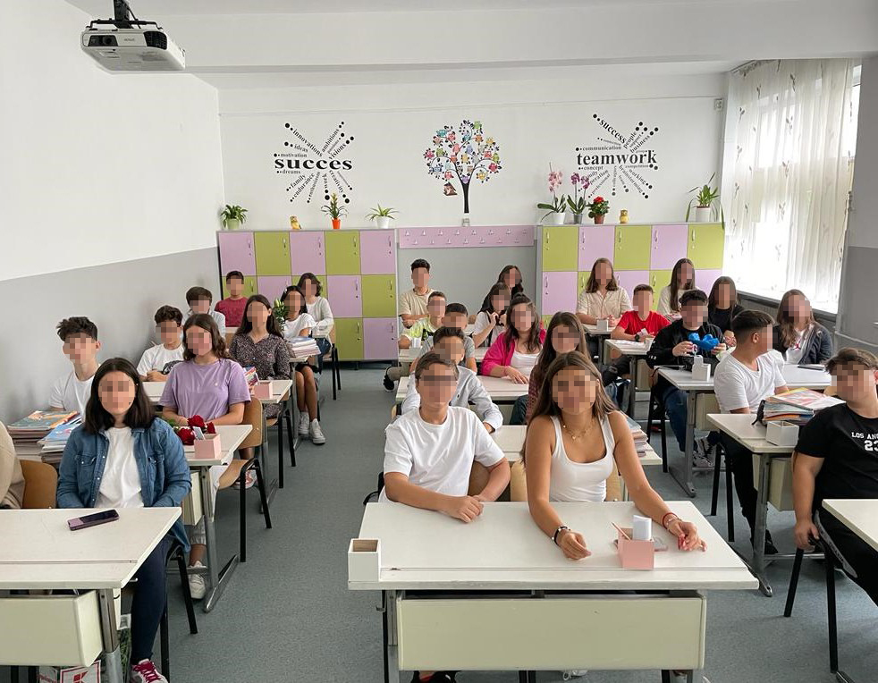 Reguli în şcoli din Craiova: Fără telefoanele inteligente, blugi rupţi sau fustă scurtă